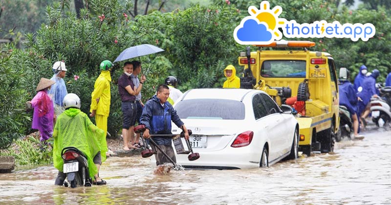 Hà Nội chật vật trong biển nước sau trận mưa lớn bất ngờ.