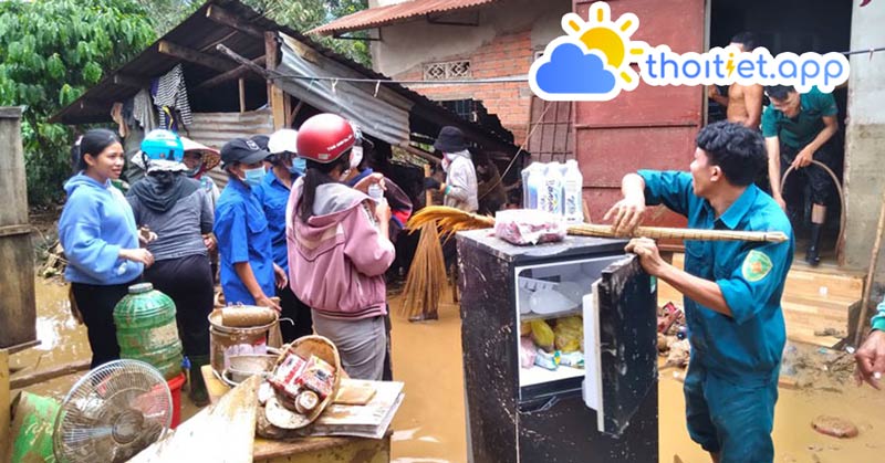 Lực lượng công an, dân quân, thanh niên có mặt tại hiện trường giúp dân khắc phục hậu quả