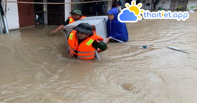 Mưa lớn, lũ dâng cao, người dân Tam Đảo hối hả sơ tán tài sản